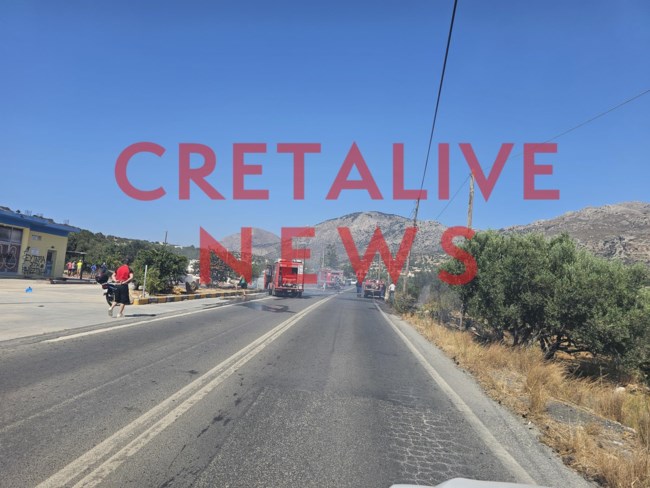 Φωτιά τώρα στην Ιεράπετρα: Άρπαξαν τροχόσπιτο και φιάλες υγραερίου και επεκτάθηκε σε καλαμιές- Μήνυμα από το 112