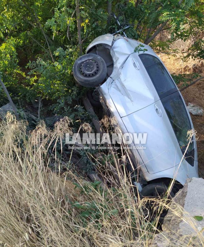 Στυλίδα - Απίστευτο τροχαίο: Αυτοκίνητο έπεσε από τη γέφυρα και καρφώθηκε σε δέντρο [εικόνα]