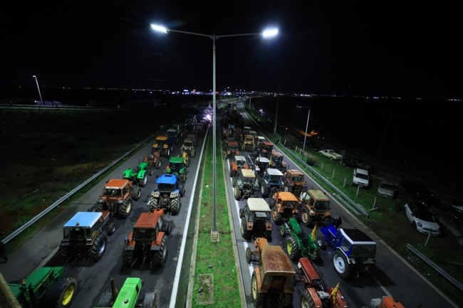 Ενισχύονται τα μπλόκα των αγροτών σε Νίκαια, Μάλγαρα και Ε65, έρχονται κι άλλα τρακτέρ - "Ηρθαμε για να μείνουμε"