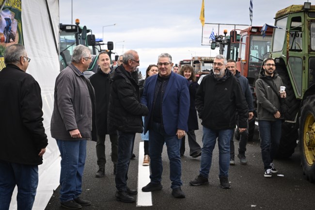 Στο μπλόκο του Ε-65 ο Κουτσούμπας: Το ΚΚΕ στηρίζει τα μπλόκα των αγροτών χωρίς "ναι μεν, αλλά"