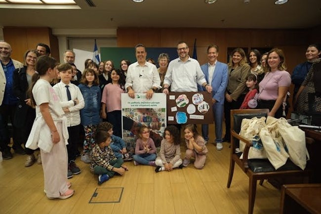 Χιλιάδες μαθητές στέλνουν ηχηρό μήνυμα για το περιβάλλον- Παρέδωσαν πάνω από 5.600 επιστολές στον υπουργό Περιβάλλοντος