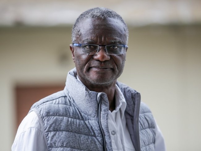 Αντίμτσι Ονιεναδούμ - Μια ζωή σενάριο... ταινίας: Από αιχμάλωτος πολέμου στη Νιγηρία, παθολόγος στην Πάτρα, τενόρος και μαραθωνοδρόμος