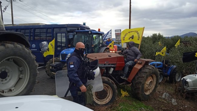 Σκληραίνουν τη στάση τους οι αγρότες: Eκλεισαν την Εθνική Οδό Αθηνών - Λαμίας στην Αταλάντη, έσπασαν το μπλόκο της ΕΛΑΣ