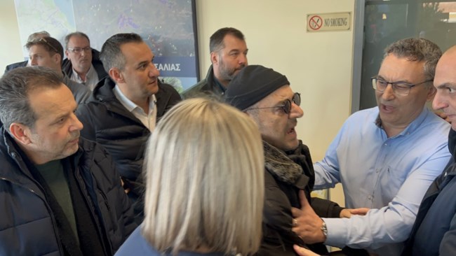 Λάρισα: Οργισμένοι οι συγγενείς θυμάτων των Τεμπών με τον Αγοραστό - Τον φυγάδευσαν αστυνομικοί [εικόνες - βίντεο]