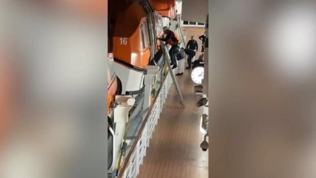 ΚΡΟΥΑΖΙΕΡΟΠΛΟΙΟ ΣΤΗ ΜΑΓΧΗ