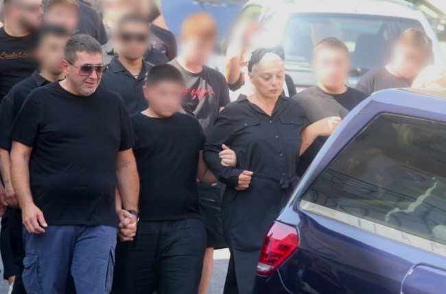 Βέροια: Βουβός πόνος στην κηδεία του Γιάννη - Στην αγκαλιά των μαυροφορεμένων φίλων του στην τελευταία του κατοικία
