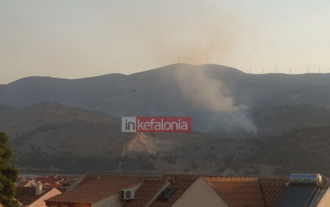 Φωτιά στην Κεφαλονιά: Στις φλόγες η περιοχή Φαρακλάτα - Δεν κινδυνεύουν σπίτια [εικόνες και βίντεο]