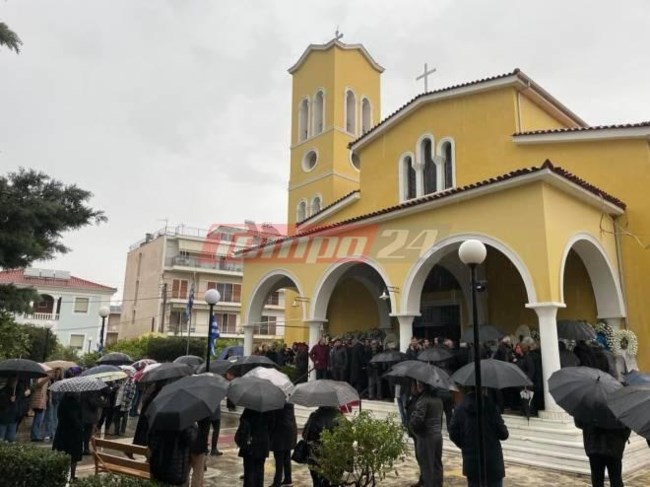 Τέμπη: Τραγικές φιγούρες οι τρεις κόρες και η σύζυγος του μηχανοδηγού Γιώργου Κουτσούμπα στην κηδεία του, στην Αμαλιάδα
