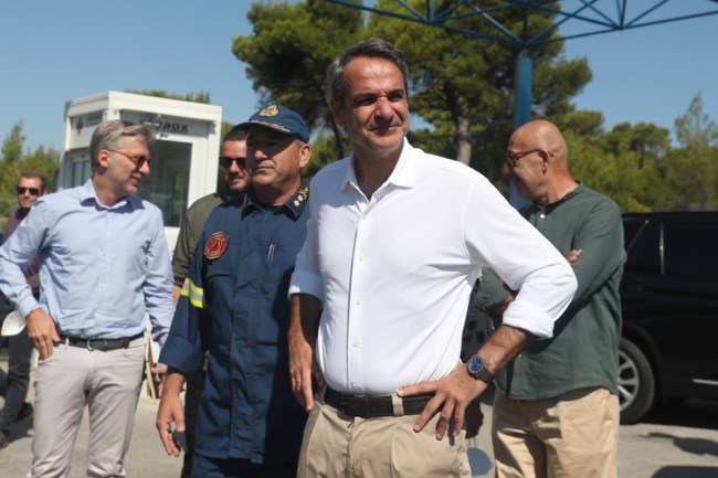 Στην Πεντέλη ο Μητσοτάκης: Επισκέπτεται τις πυρόπληκτες περιοχές - "Είμαστε ευγνώμονες", είπε στους πυροσβέστες