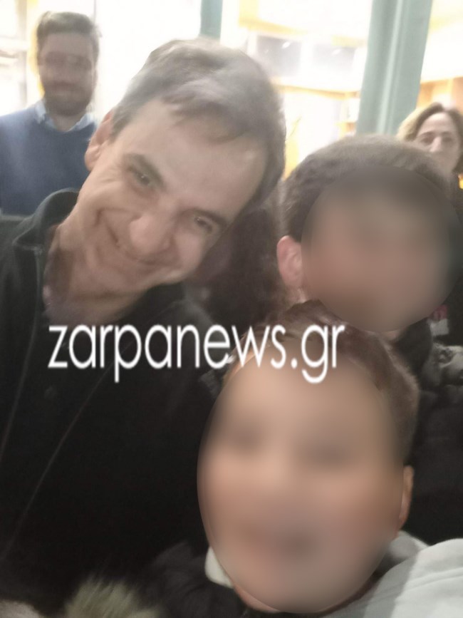 "Ποιος θέλει σέλφι με τον πρωθυπουργό;" - Χαμός με Μητσοτάκη στο παλιό λιμάνι των Χανίων