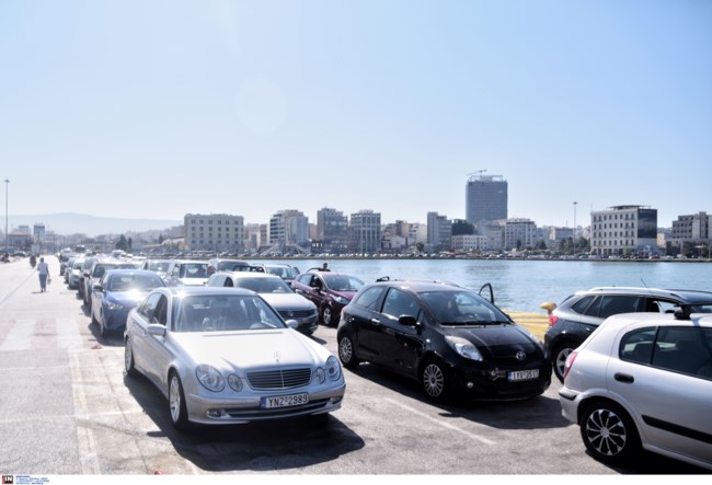 Αδειάζει η Αθήνα: Το αδιαχώρητο στα λιμάνια Πειραιά, Ραφήνας και Λαυρίου [εικόνες]