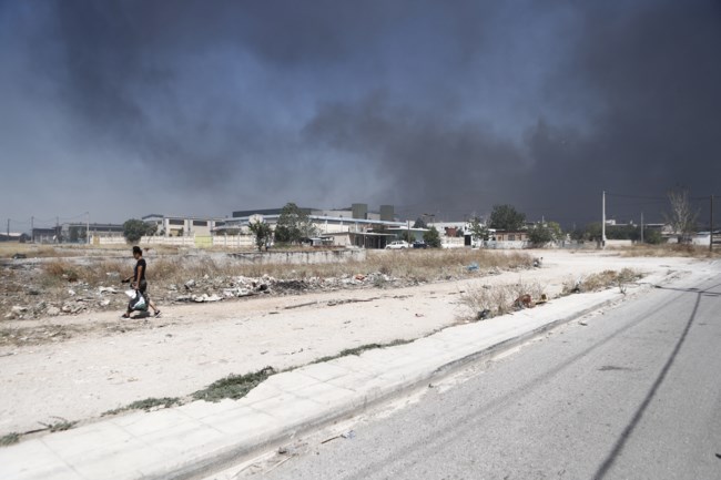 Φωτιά στον Ασπρόπυργο: Μηνύματα από το 112 "Κλείστε πόρτες και παράθυρα" - Στις φλόγες εργοστάσια και αποθήκες