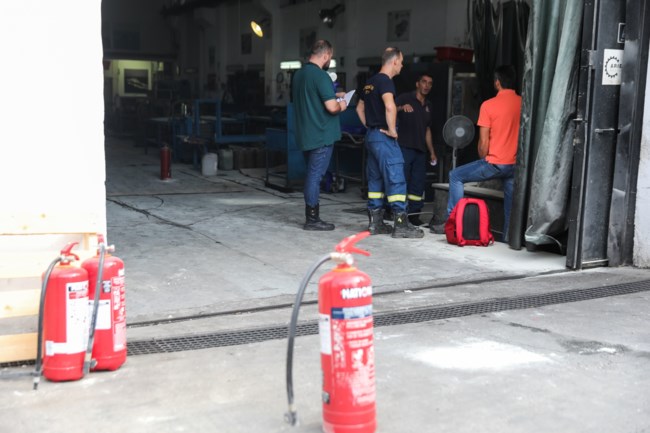 Εκρηξη σε συνεργείο σκαφών στον Αλιμο - Τρεις τραυματίες [εικόνες]