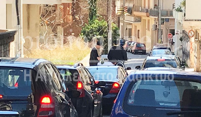 Απίστευτο! Μητροπολίτης και ιερείς σκαρφάλωσαν σε αυτοκίνητα και άγιασαν τους δρόμους για να ξορκίσουν τον κορονοϊό [εικόνες]