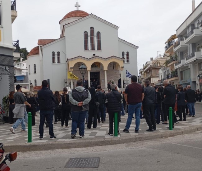 Ναύπακτος: Θρήνος στην κηδεία της 27χρονης Μαρίας - Την αποχαιρέτησαν με λευκά τριαντάφυλλα [εικόνες - βίντεο]