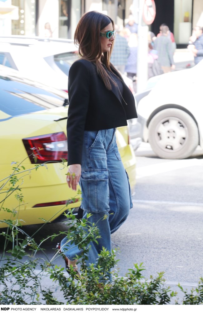 Σταματίνα Τσιμτσιλή: Με το cargo denim της σεζόν στο κέντρο της Αθήνας - Ο συνδυασμός με cropped σακάκι