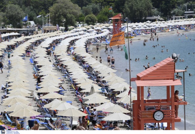 Ασφαλείς οι οργανωμένες παραλίες χάρη στους ναυαγοσώστες - Τι σημαίνουν οι τρεις σημαίες στους πύργους τους