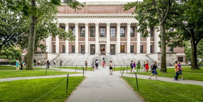 Το Harvard επικεφαλής της αντίστασης των κορυφαίων αμερικανικών πανεπιστημίων στον "πόλεμο" που τους κήρυξε ο Τραμπ