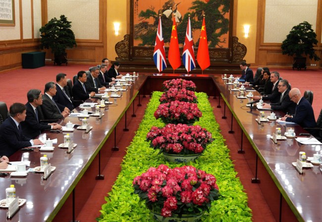 "Ζεσταίνονται" οι σχέσεις Κίνας - Ευρώπης και Καναδά εξαιτίας του φόβου για εμπορικό πόλεμο του Τραμπ