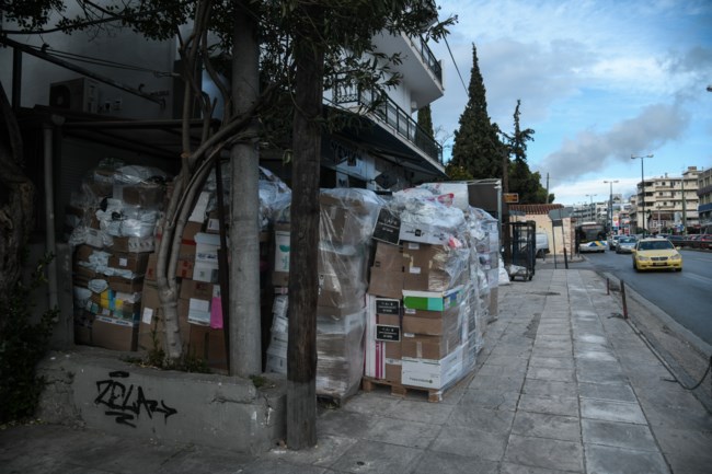 Κούριερ: Τι συμβαίνει τελικά με τις αποστολές; Χιλιάδες πακέτα εν αναμονή - Τι λένε εταιρείες και διανομείς