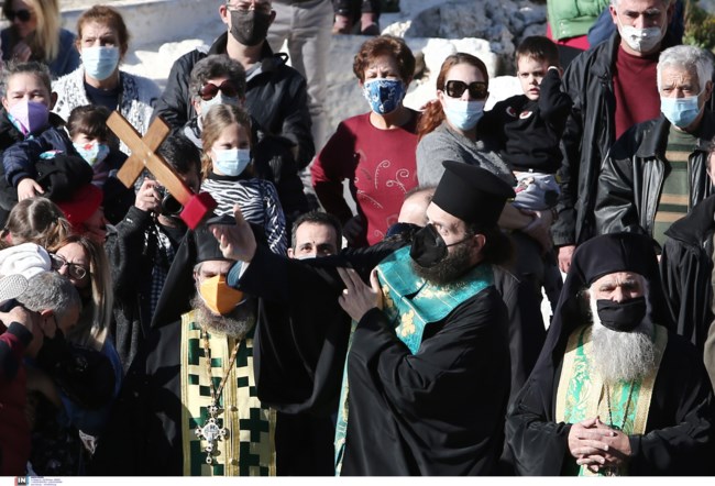 Πλήθος κόσμου στον Πειραιά: Μέλη του Συνδέσμου Βατραχανθρώπων έπιασαν τον Σταυρό [Εικόνες]