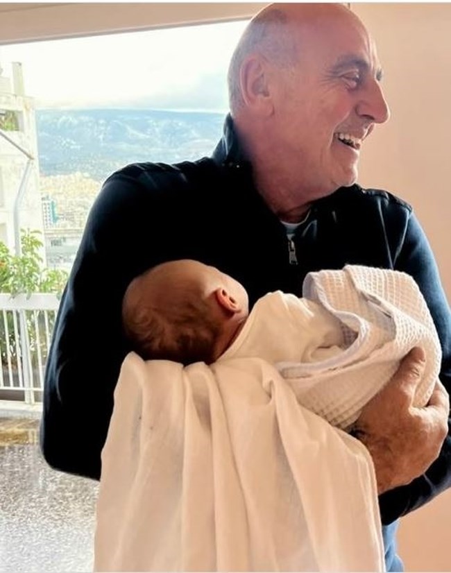 Γιώργος Βουλγαράκης: Τρισευτυχισμένος παππούς με το εγγόνι του στην αγκαλιά του - "Το παιδί του Αποστόλη μου"