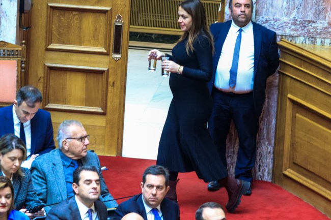 Δόμνα Μιχαηλίδου: Στη Βουλή με μαύρο πλεκτό μίντι φόρεμα - Εμφανής η φουσκωμένη κοιλίτσα της, 6ος μήνας της εγκυμοσύνης