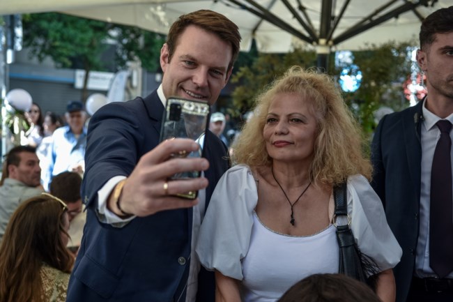 Κασσελάκης: Πάνω από όλα η ενότητα, αυτή θα υπηρετήσω - Η βόλτα και το ούζο μετά την παρέλαση