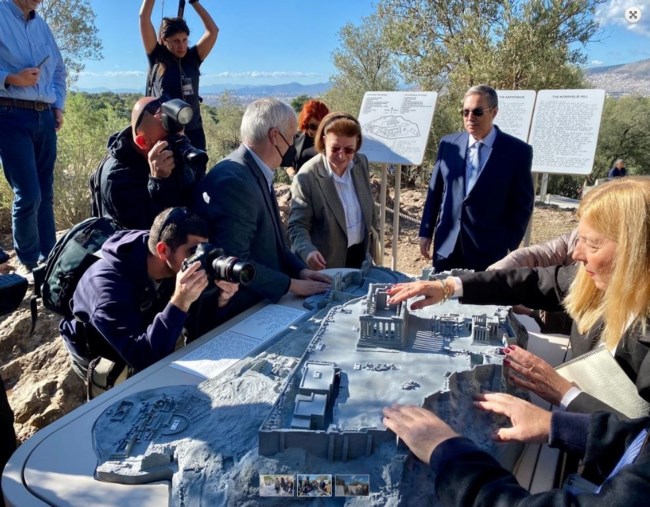 Ακρόπολη: Προσβάσιμη πλέον σε άτομα με οπτική αναπηρία -  Ειδική εφαρμογή πλοήγησης και 12 στάσεις επίσκεψης