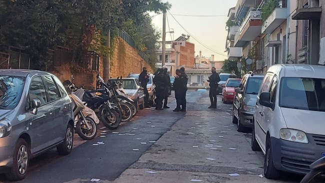 Συμπλοκή αντιεξουσιαστών και αστυνομικών στον Κολωνό - Τέσσερις τραυματίες από την ομάδα ΔΙΑΣ [εικόνες]