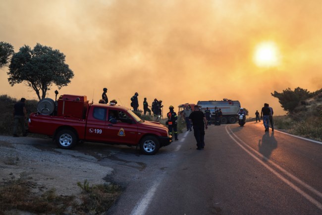 Πύρινη κόλαση στη Χίο: Η φωτιά πλησιάζει τις Καρυές - Νέα εντολή εκκένωσης για Βροντάδο, απειλούνται σπίτια [εικόνες-βίντεο]