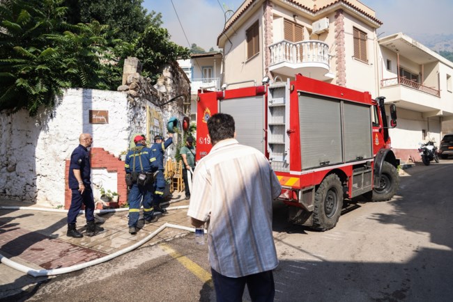 Μαίνεται η φωτιά στη Χίο: "Εξαιρετικά κρίσιμη" η κατάσταση, μπαράζ μηνυμάτων 112 - Σε κατάσταση έκτακτης ανάγκης το νησί