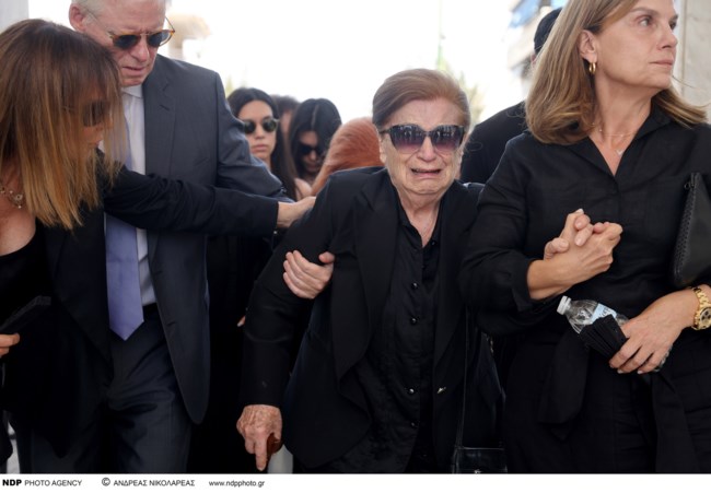 Κηδεία Δέσποινας Στυλιανοπούλου: Υποβασταζόμενη η αδελφή της, ποιοι έδωσαν το παρών [βίντεο]