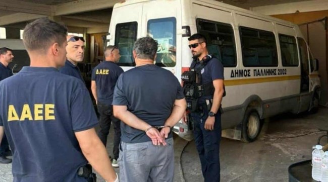 Παλλήνη: Συνελήφθη μόνιμος δημοτικός υπάλληλος για τέσσερις εμπρησμούς - Έβαζε φωτιές με αναπτήρα σε ξερά χόρτα