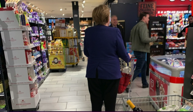Στο σούπερ μάρκετ για ψώνια η Μέρκελ, χωρίς γάντια και μάσκα...