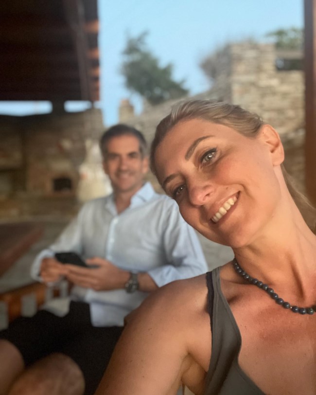 Η μοναδική φωτογραφία από τον γάμο Κοσιώνη - Μπακογιάννη: Η ρομαντική νύφη με δαντελένιο νυφικό και πέπλο