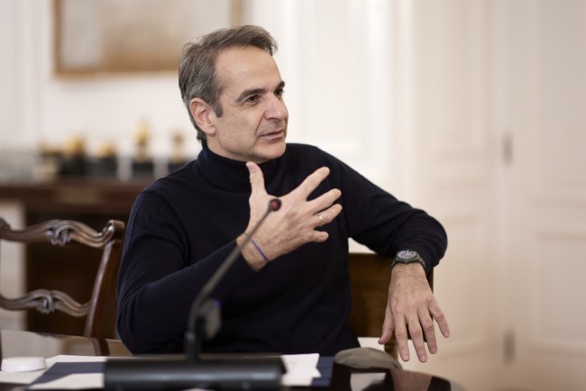 Συζήτηση Μητσοτάκη με μαθητές του ΕΠΑΛ Περάματος: Το "ταμπελάκι" στο γραφείο του που πήρε από τον πατέρα του