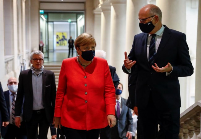 Η Μέρκελ εμφανίστηκε πρώτη φορά δημόσια φορώντας μάσκα - Την έβαλε αφού τα... άκουσε [εικόνες]