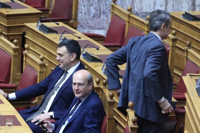 Όσα συνέβησαν στην ψηφοφορία στη Βουλή για την εκλογή ΠτΔ: Οι χειραψίες, οι αγκαλιές και τα... πηγαδάκια [εικόνες]