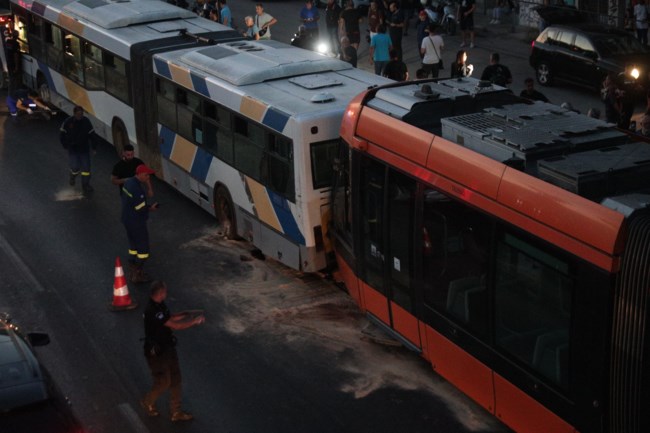 Σύγκρουση λεωφορείου με τραμ στον Πειραιά: "Ήρθε με φόρα, έπεσαν επιβάτες κάτω" - Πώς έγινε το ατύχημα [εικόνες - βίντεο]