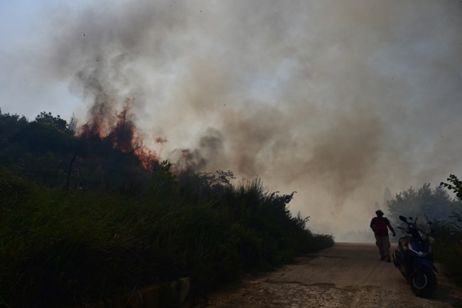 Προς Μάνδρα, Ελευσίνα και Μαγούλα η φωτιά στα Δερβενοχώρια - Μήνυμα από το 112 - Σε ετοιμότητα για εκκένωση τριών οικισμών