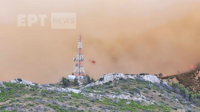 Στα Δερβενοχώρια το πιο δύσκολο πύρινο μέτωπο - Κινείται προς τη Μαγούλα, επιχειρούν τα εναέρια μέσα