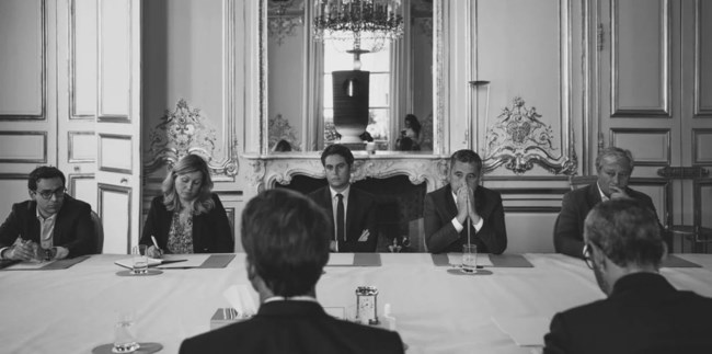 Εμανουέλ Μακρόν: Η στιγμή που ανακοινώνει στους συνεργάτες του την απόφαση να προκηρύξει πρόωρες εκλογές [Εικόνες]