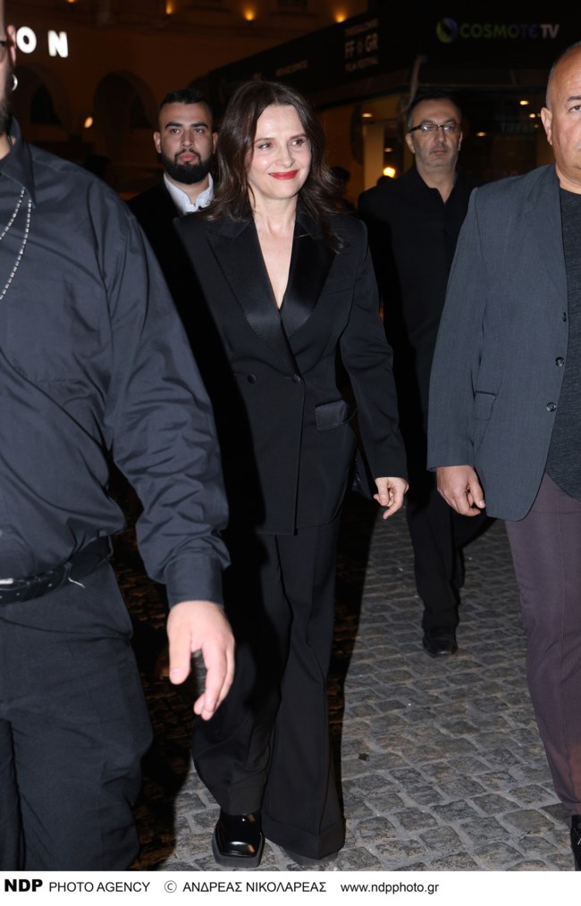 Ζιλιέτ Μπινός: Η εμφάνιση με ανδρόγυνο look στη Θεσσαλονίκη - Το κομψό σμόκιν και τα παπούτσια που σπάνια βλέπουμε στο κόκκινο χαλί