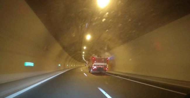 Οι πυροσβέστες από την Τσεχία στη μάχη: Η στιγμή που κομβόι οχημάτων διασχίζει τα τούνελ στα Τέμπη