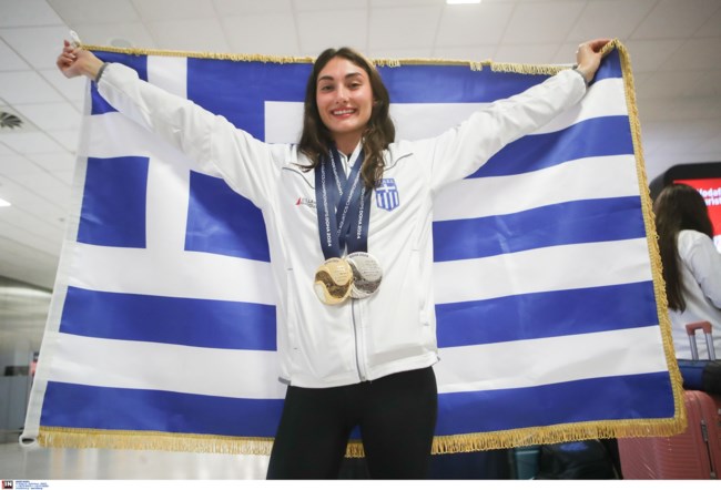 Επέστρεψε στην Ελλάδα η "χρυσή" Ευαγγελία Πλατανιώτη με δύο μετάλλια - Αποθέωση για την ελληνική αποστολή [εικόνες-βίντεο]