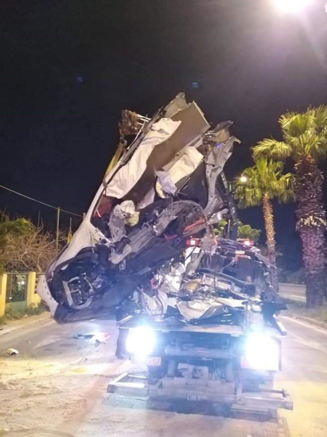 Εικόνες από το φονικό τροχαίο στη Βουλιαγμένης - Στο ίδιο σημείο σκοτώθηκαν ο Mad Clip και ο Τζώρτζης Μονογιός