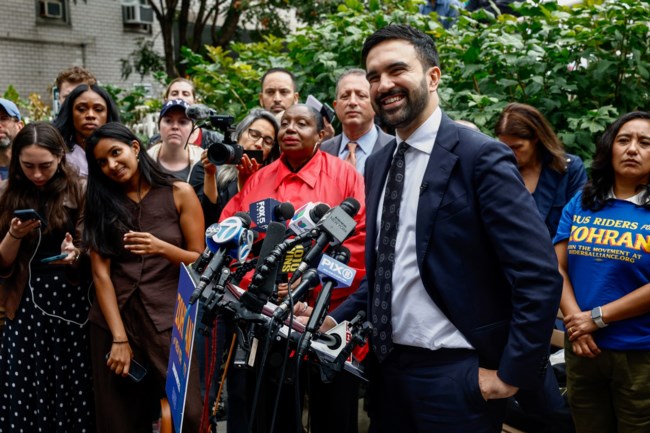 Νέα Υόρκη: Σκληρός αγώνας για τη δημαρχία - Φαβορί ο σοσιαλιστής Μαμντάνι, μειώνει την απόσταση ο Κουόμο