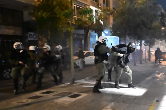 Ένταση στα Εξάρχεια: Χημικά και κρότου λάμψης σε πορεία αναρχικών [εικόνες]