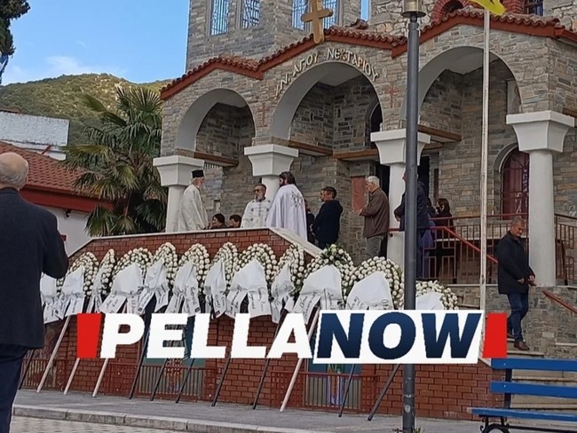 Θρήνος στην Πέλλα: Τελευταίο αντίο στους δύο 20χρονους που σκοτώθηκαν σε τροχαίο [εικόνες]